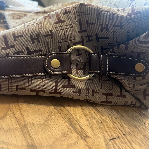 Tommy Hilfiger Logo Shoulder Bag – Cloth with Leather Trim 👜✨ - Picture 5 of 14